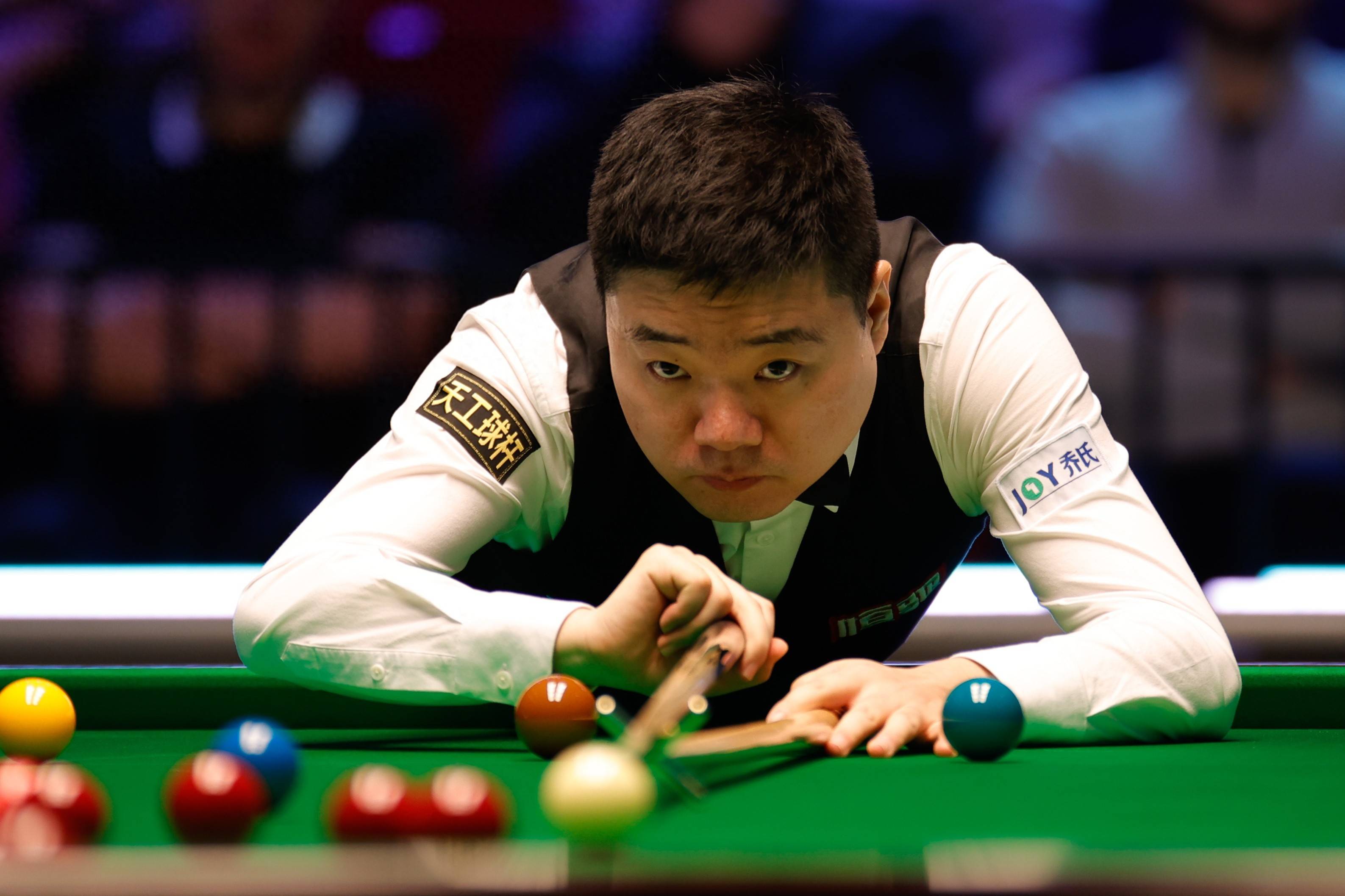 两名球员加 两名球员加